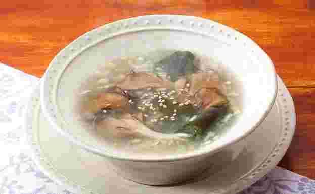 舞茸とわかめのスープ