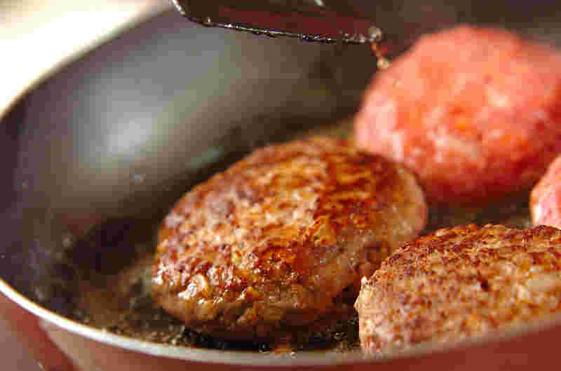 ハンバーグを焼いている様子