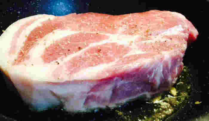 豚厚切り肉を焼いている様子