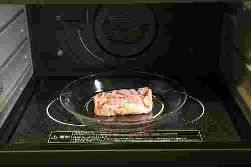 豚肉を電子レンジで解凍している様子