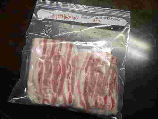 フリーザバッグに入った豚肉の様子