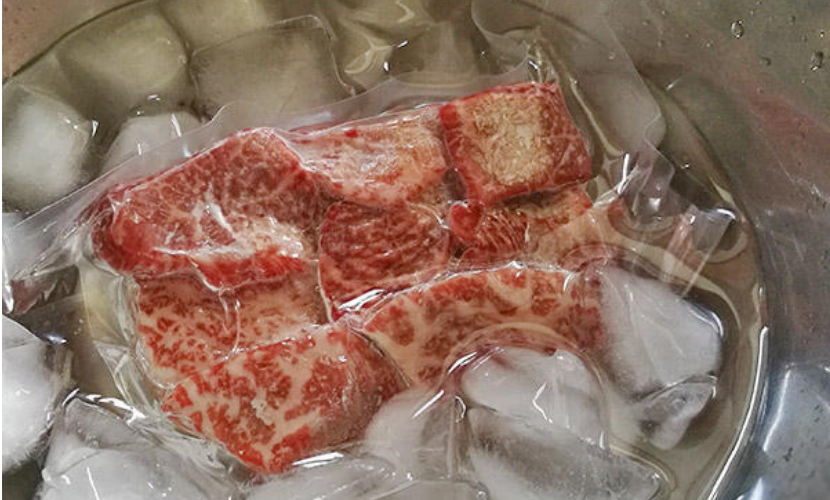 豚肉を氷水につけて解凍している様子