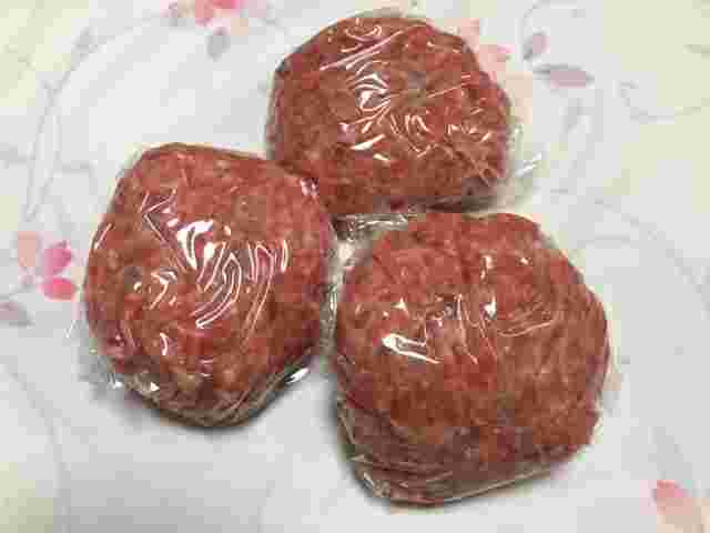 ハンバーグがラップに包まれている