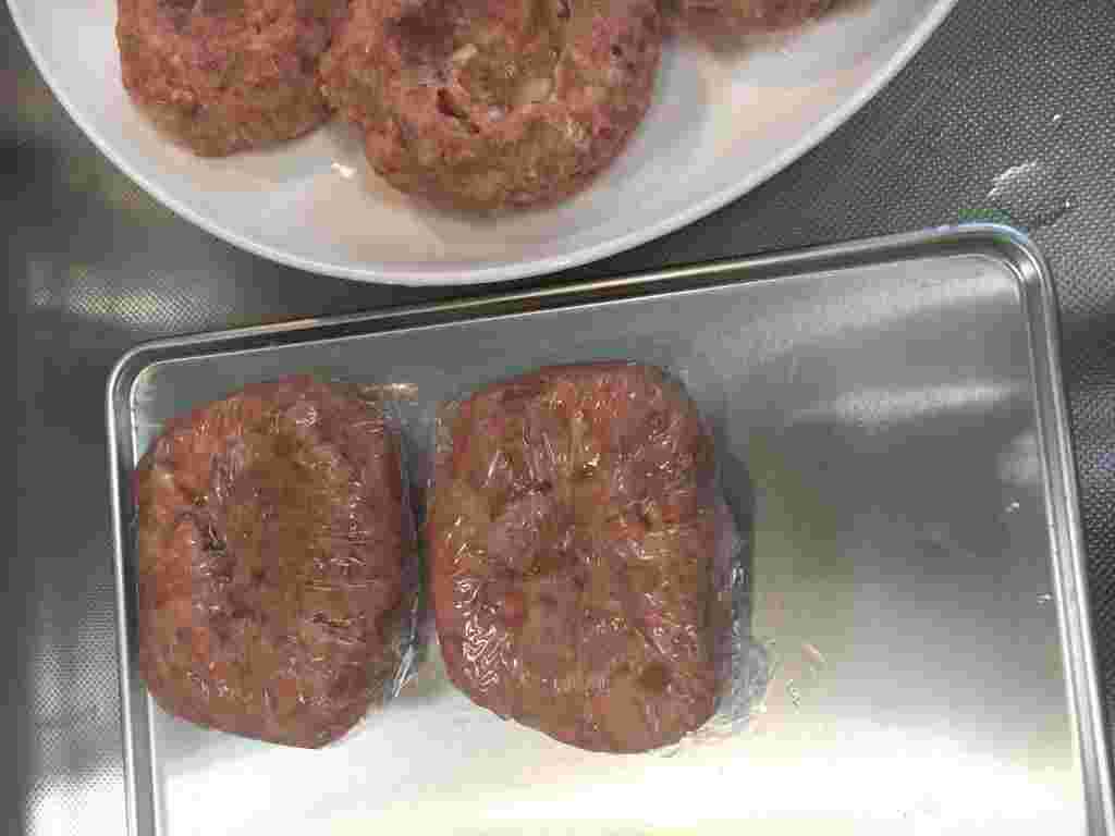 ハンバーグがバットにのっている
