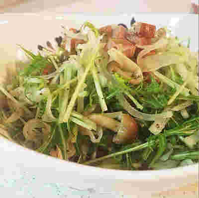 大根、水菜、しめじ、ベーコンなどを和えたマリネ風サラダ