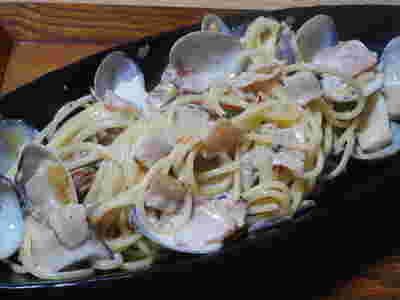 あさりときのこのクリームパスタ皿に盛り付けた完成品