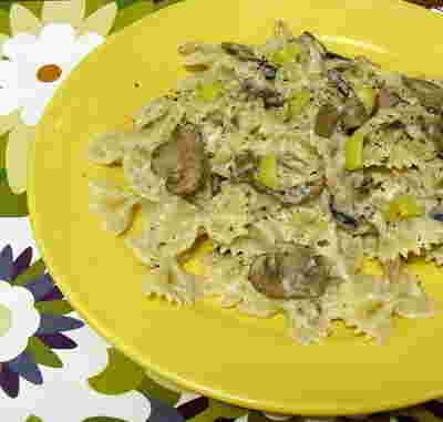 塩レモンと5種のきのこのクリームパスタを皿に盛り付けた完成品