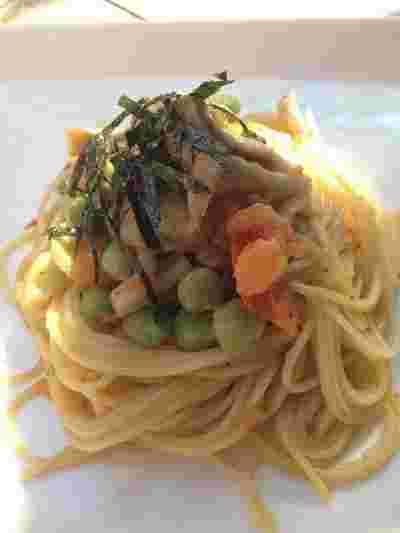 豆ときのこの和風トマトパスタを皿に盛り付けた完成品