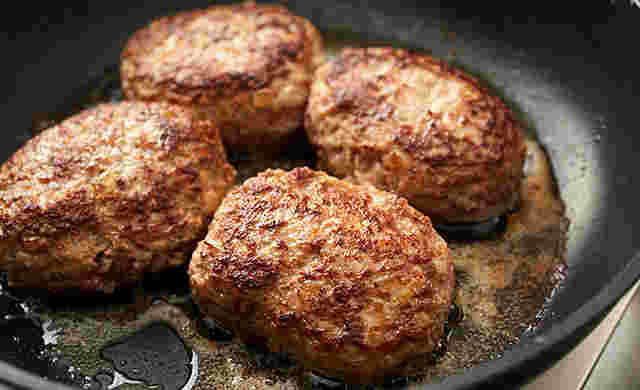 ハンバーグを焼いている