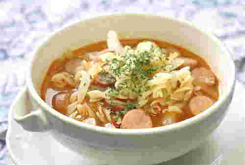 マカロニ入りのキムチスープ