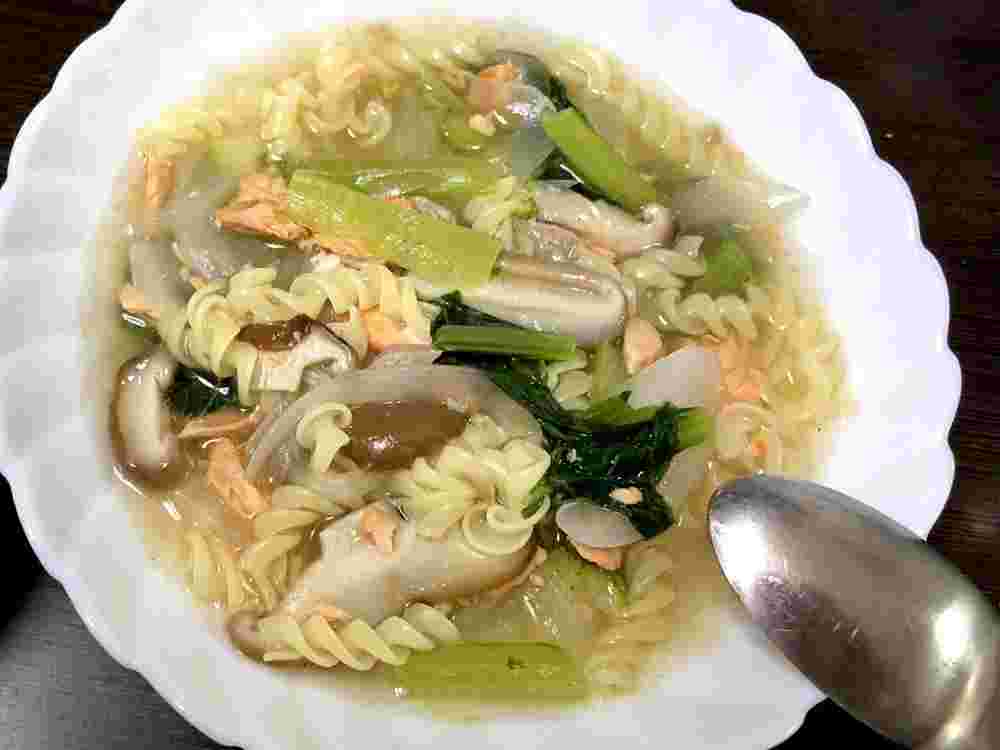 鮭と野菜きのこのコンソメスープパスタ