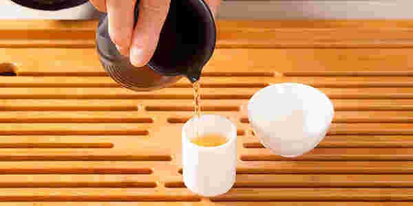 お茶を注ぐ