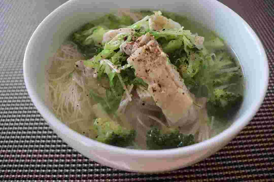 鶏肉と野菜を活用したスープ
