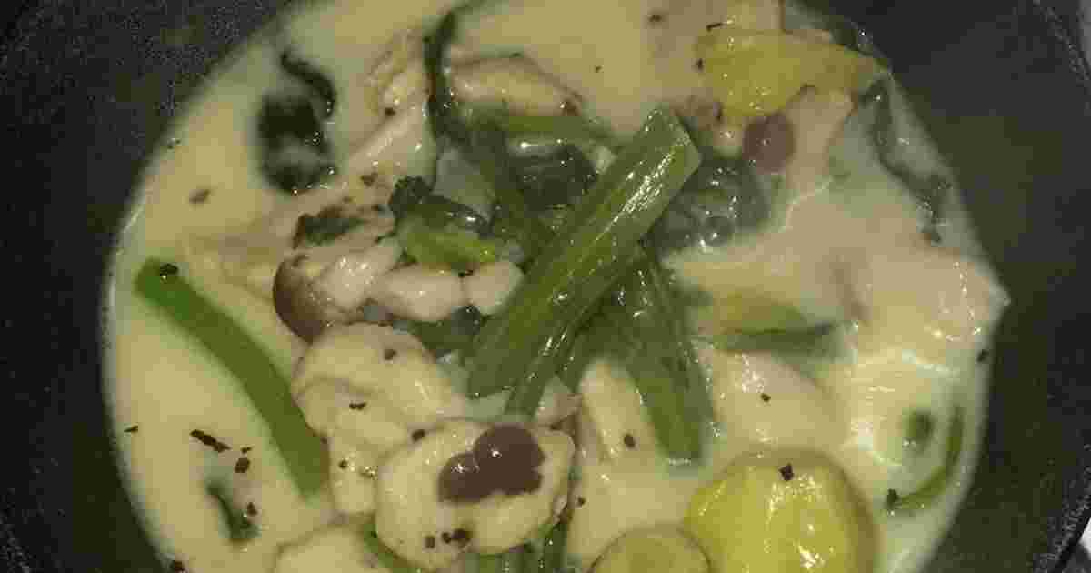 ほうれん草と芽キャベツの鶏肉チーズスープ