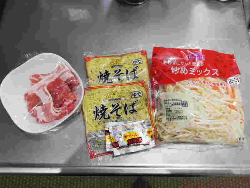 焼きそば麺ともやしと豚バラ肉