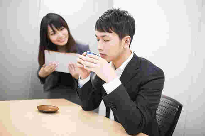 お茶を飲む男性