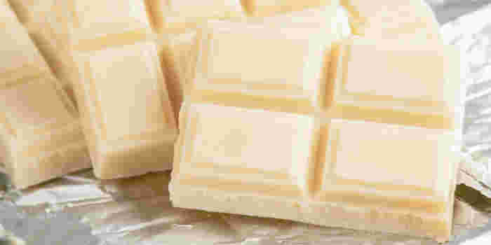 カットされたホワイトチョコレート