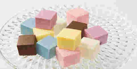 硝子皿に乗ったフレーバーチョコレート