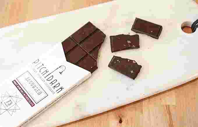 白い板の上で割られた板チョコ