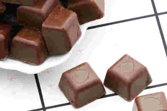 お皿からこぼれた四角いチョコ
