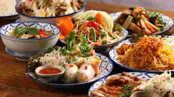 数種類のタイ料理