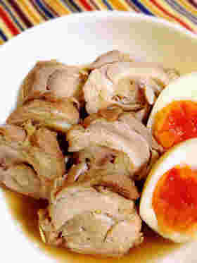 白いお皿に乗った鶏チャーシューと煮卵