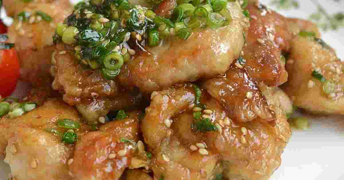 鶏肉にネギと胡麻を混ぜた旨辛のたれを絡めたチキン