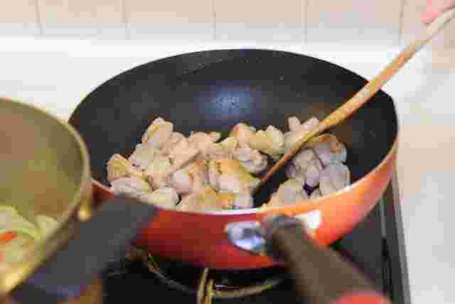 鶏肉を押して確かめる