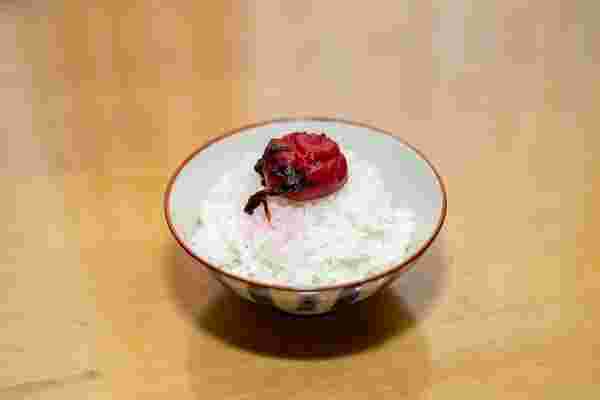 ご飯に乗せた梅干し
