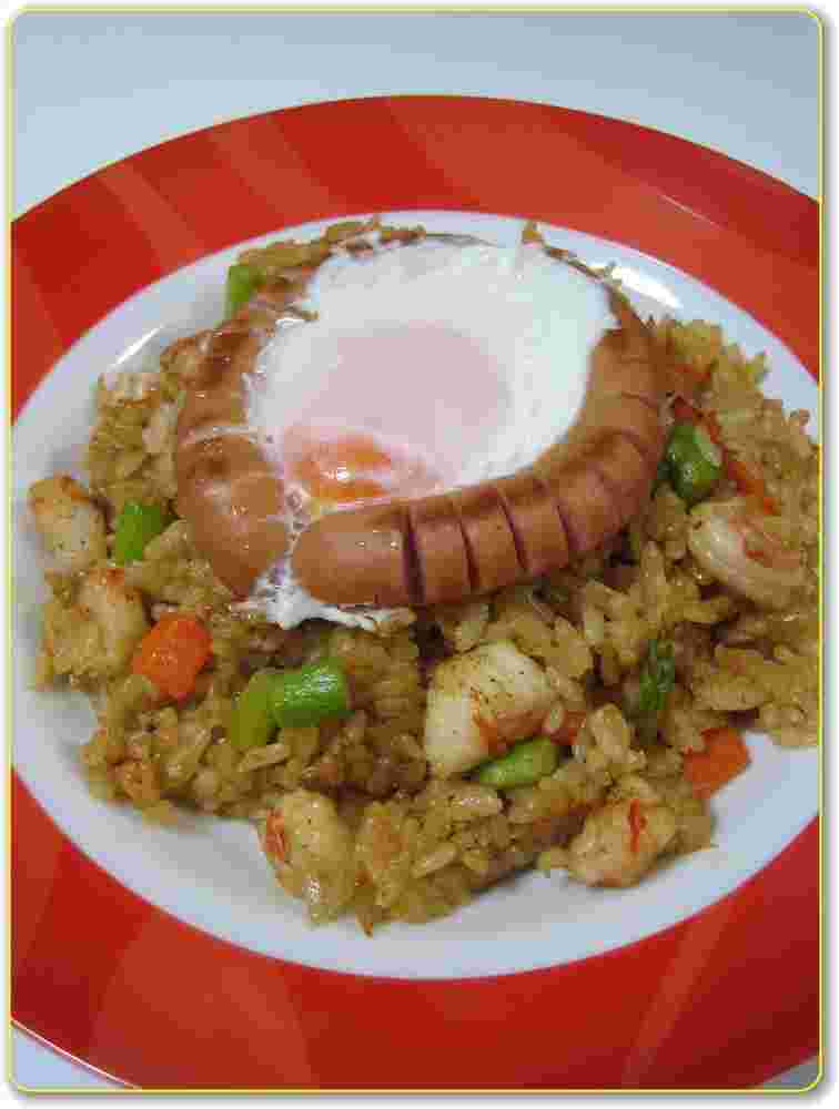 目玉焼きにウインナーを合わせトッピングしたナシゴレン