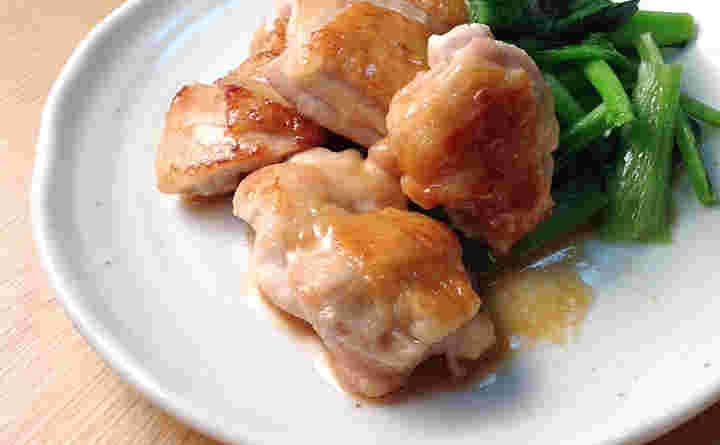 漬け込み焼いた鶏肉と付け合わせの小松菜