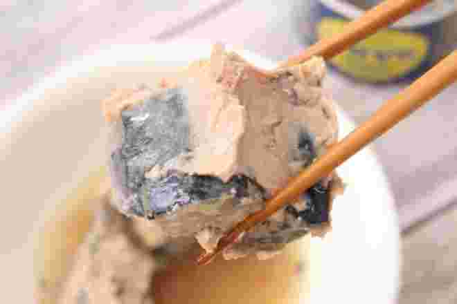カルディのサバ缶のサバをお箸でつまみ上げた様子
