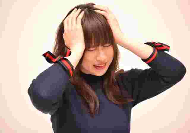 頭を抑える女性