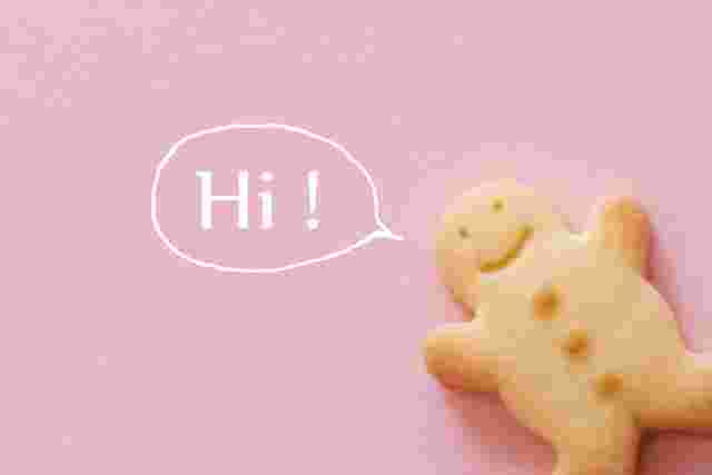 人形クッキーにHIの文字