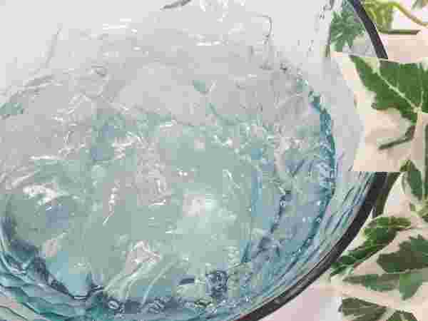 ボウルに入ったアガーの水ゼリー