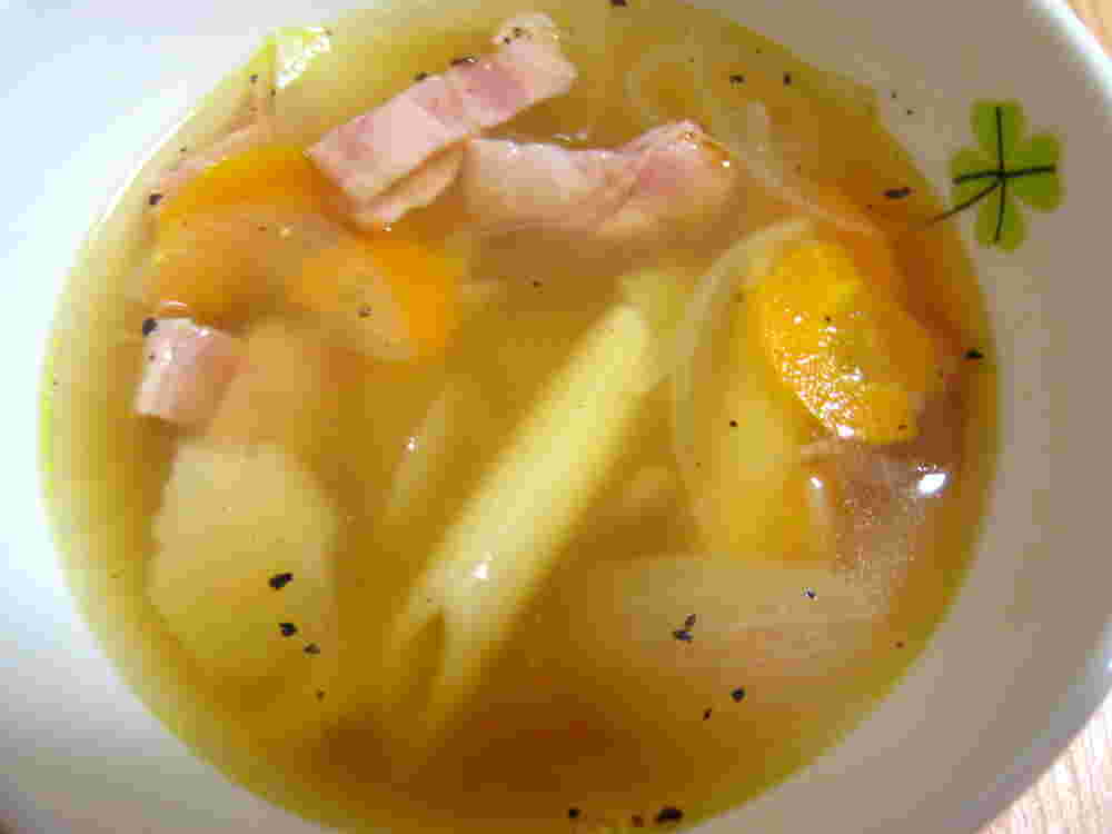 野菜とマカロニのコンソメスープ