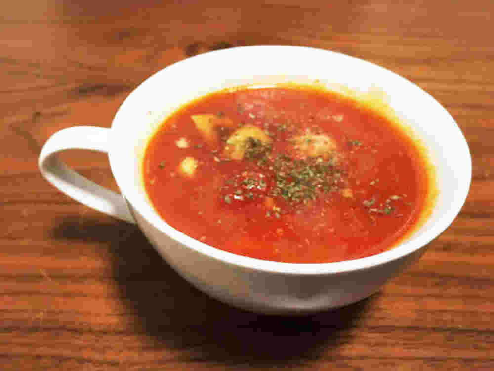 マカロニ入り食べるトマトスープ