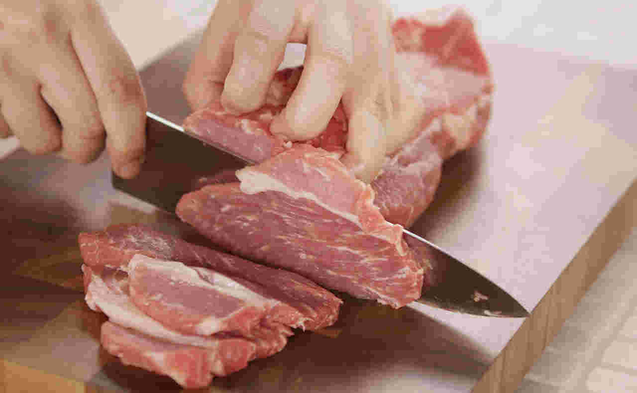 カットされている豚肉