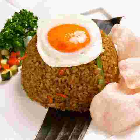 カレー味でナシゴレンを皿に盛り付けた完成品