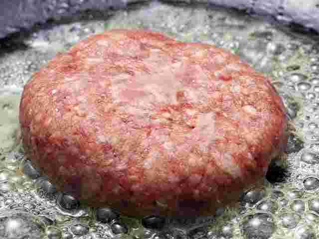 ハンバーグを焼き上げているところ