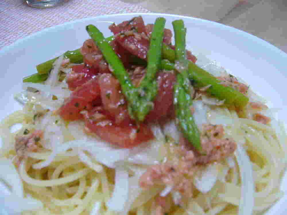 鮭フレークとトマトの冷静パスタ