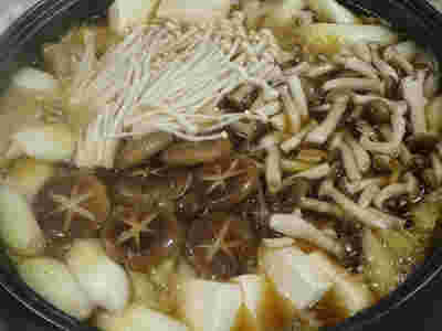 豚ひき肉の醤油きのこ鍋