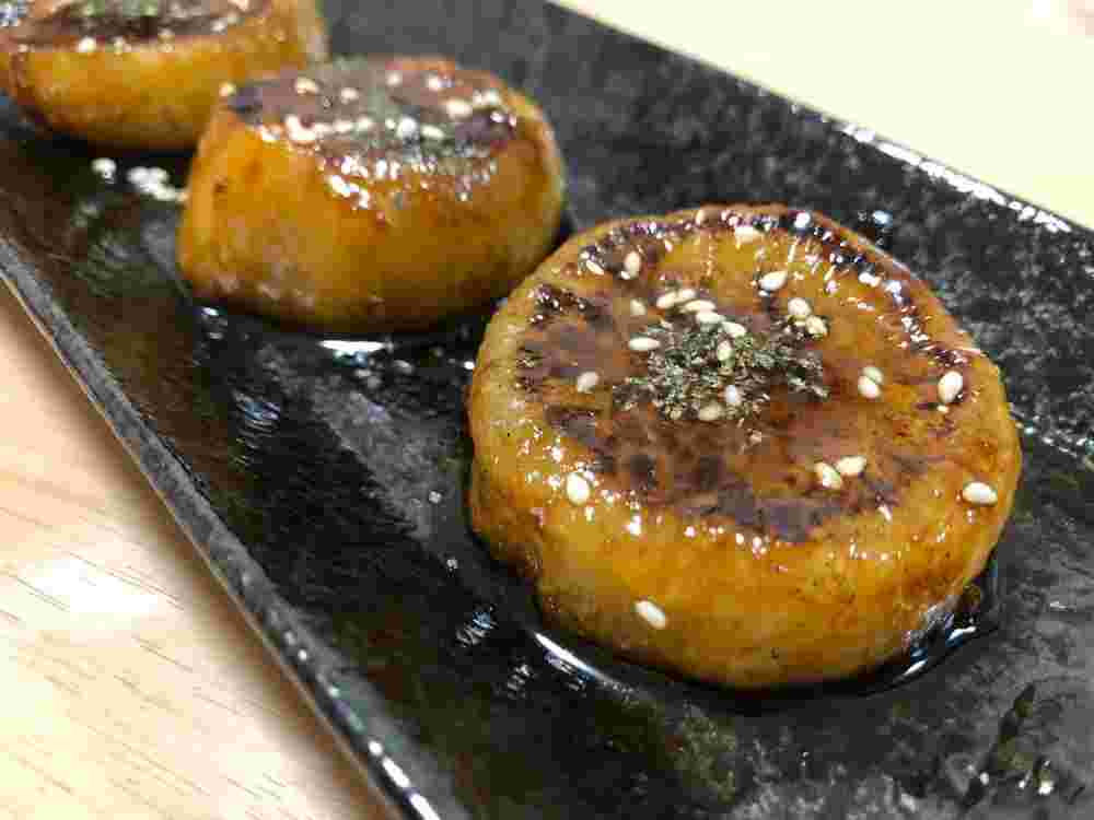 黒い器に盛られた大根ステーキ