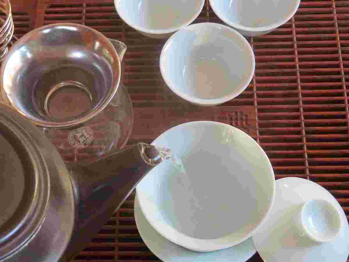 茶器を温める様子