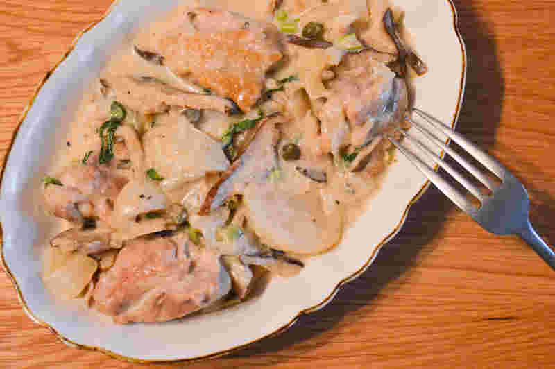 とり肉の煮込みとフォーク
