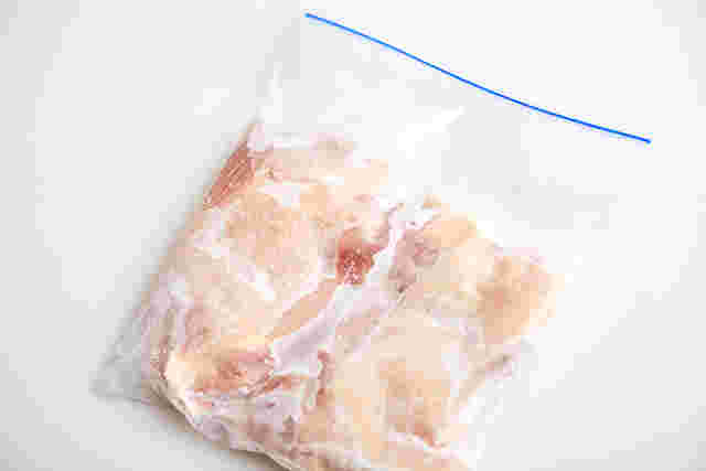 保存袋に入って凍った鶏肉