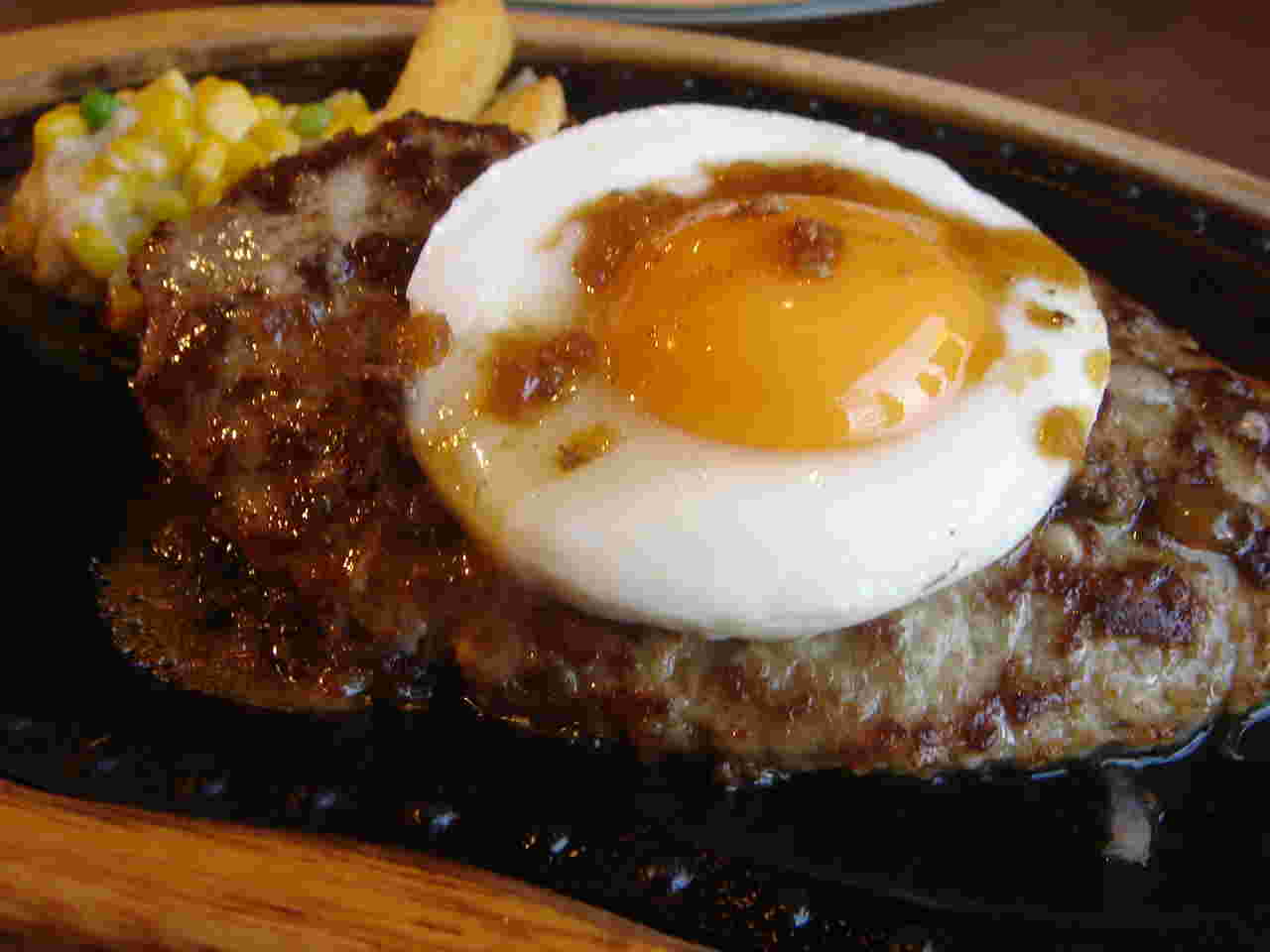 目玉焼きをトッピングしたハンバーグ