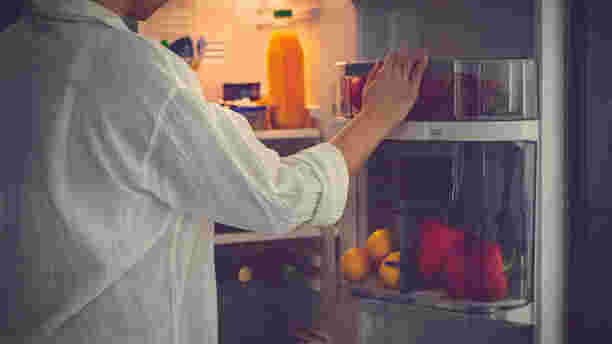 冷蔵庫の扉を開ける女性
