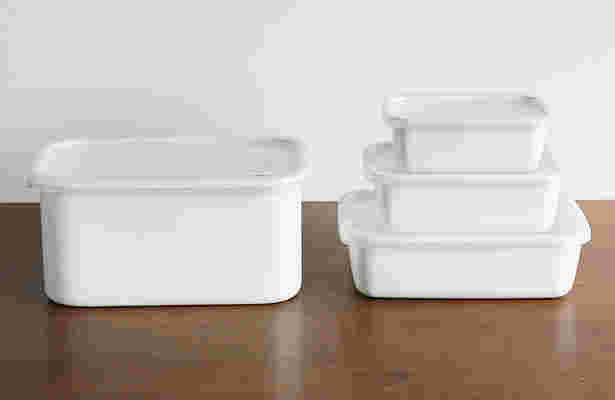 茶色いテーブルに数種類のタッパー