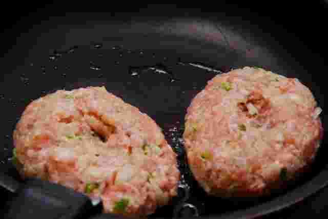 真ん中をへこませたハンバーグ